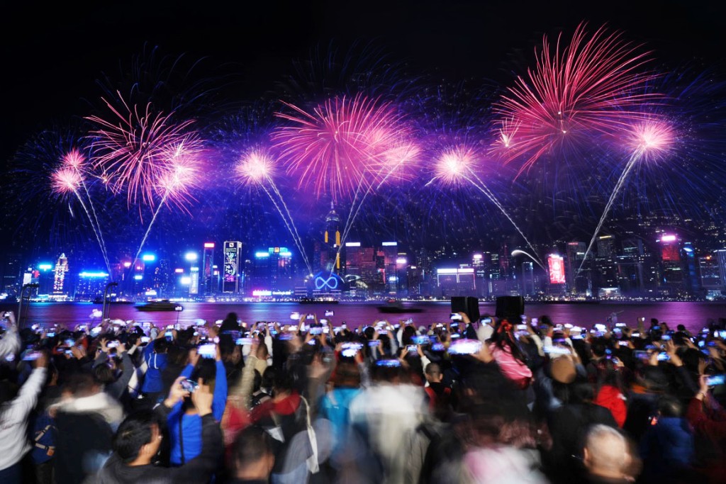 農曆新年期間，新春煙花匯演吸引旅客訪港。資料圖片