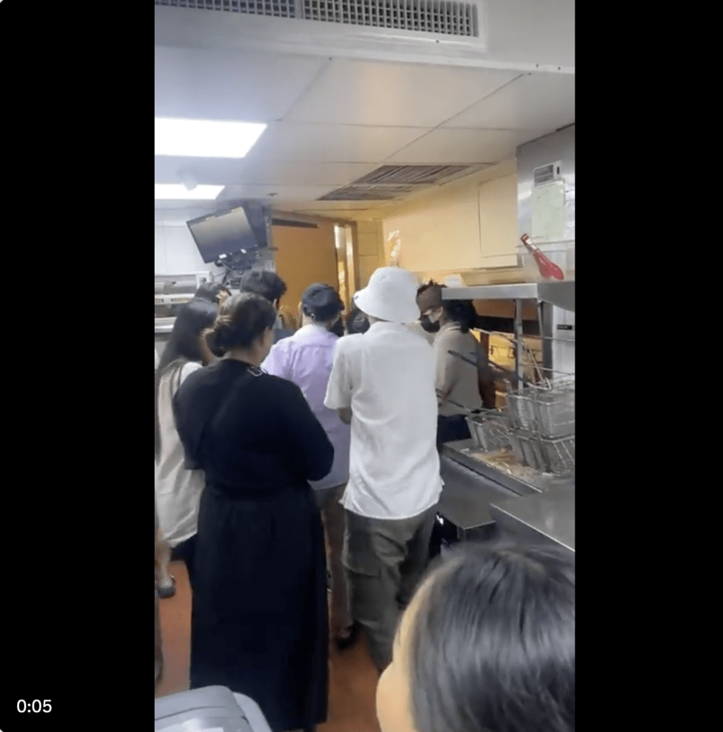 另一段網上視頻顯示，槍擊案發生後，有商場內的遊人躲進一家餐廳的廚房避險。