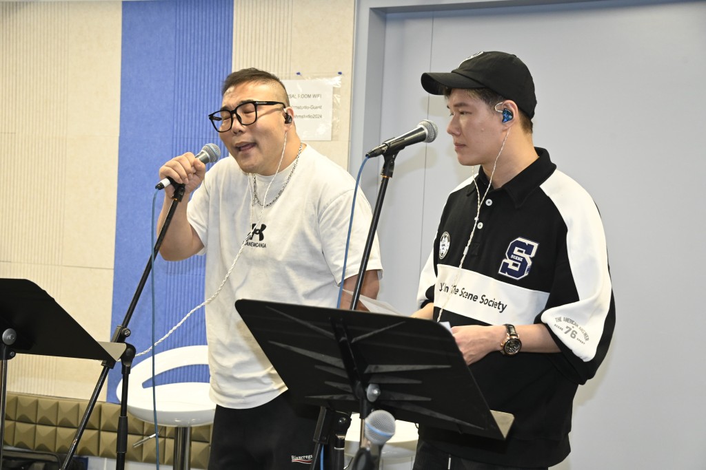 張與辰和劉洋在演唱會中合唱《傲骨》。 張與辰和劉洋在演唱會中合唱《傲骨》。