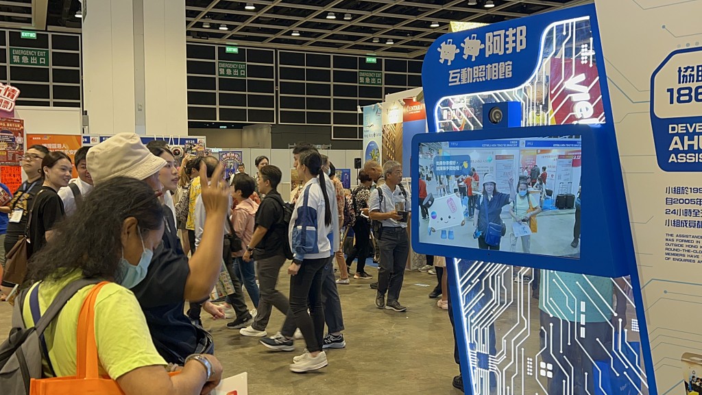 市民參觀入境處展覽。楊偉亨攝 市民參觀入境處展覽。楊偉亨攝