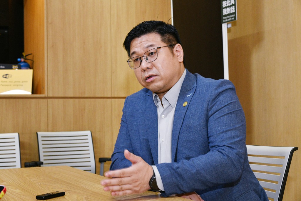 香港无线科技商会主席李劲华(Keith Li)接受《星岛头条》专访时表示,折机已迎来「正确的时机」,并非因为萤幕折叠技术突然成熟,而是AI彻底改变了人与手机的互动方式,「以前我们需要大萤幕,是因为要配合键盘;现在我们不需要键盘输入,但需要大萤幕来输出AI提供的资讯」;不过,他笑言打工仔日后或不能再说「在街上不方便工作」。 香港无线科技商会主席李劲华(Keith Li)接受《星岛头条》专访时表示,折机已迎来「正确的时机」,并非因为萤幕折叠技术突然成熟,而是AI彻底改变了人与手机的互动方式,「以前我们需要大萤幕,是因为要配合键盘;现在我们不需要键盘输入,但需要大萤幕来输出AI提供的资讯」;不过,他笑言打工仔日后或不能再说「在街上不方便工作」。