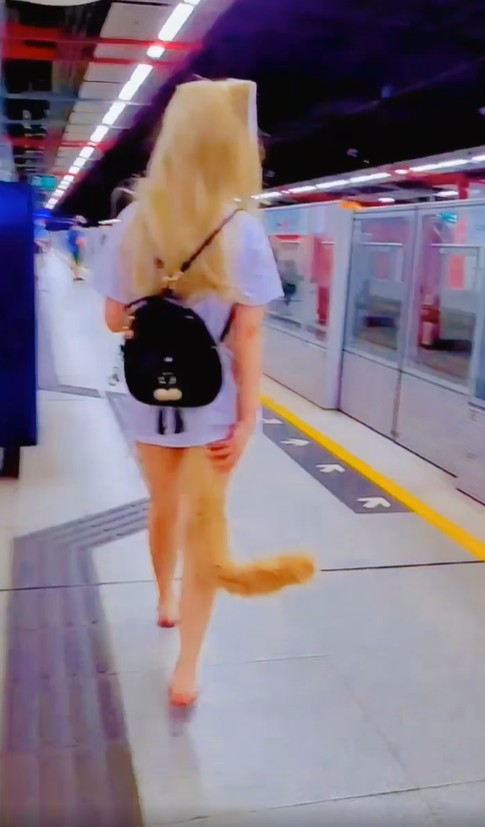 少女步進月台，疑「狐狸尾」擺動有「反應」，不時以手撥弄狐尾及肛門位置。