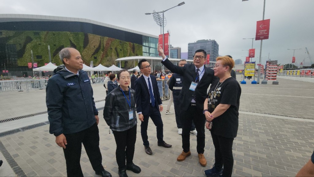 鄧炳強一行人提早體育園主場館外視察。