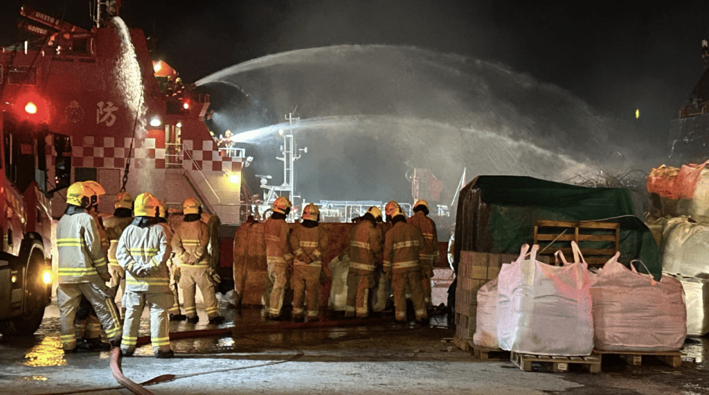 消防接報後列作「二級船火」規格動員。蔡楚輝攝