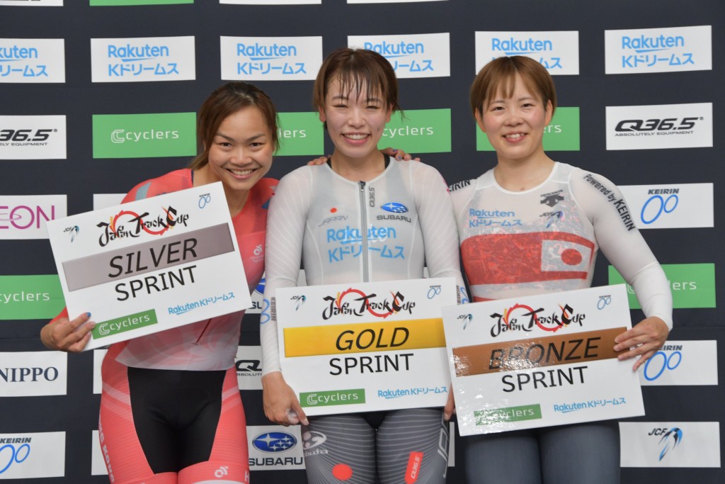 李慧詩(左)於日本盃次回合女子爭先賽再奪銀牌。日本單車協會圖片