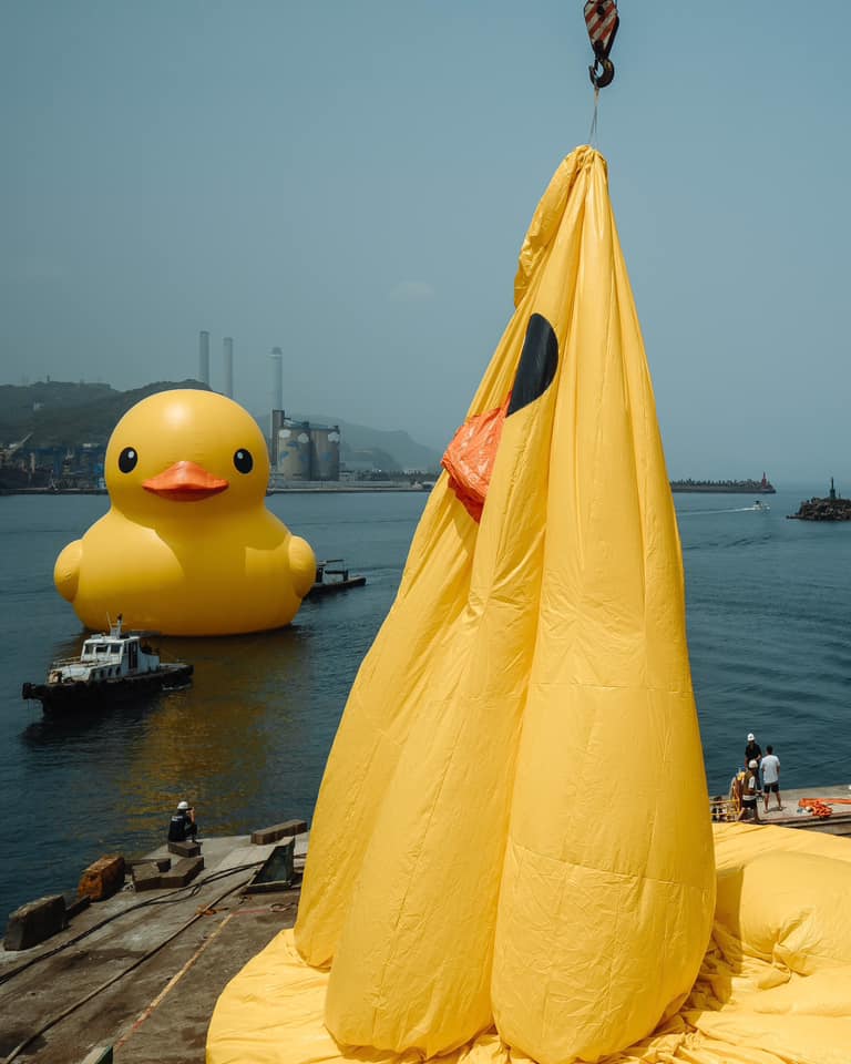 有网民想起早前在港漏气的黄鸭。网图