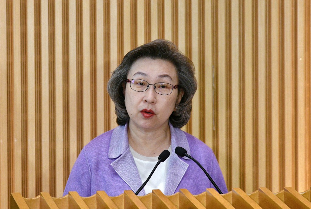 公務員事務局局長楊何蓓茵表示，2026-27年度新領取退休金的退休公務員及司法人員預計為5,330人。