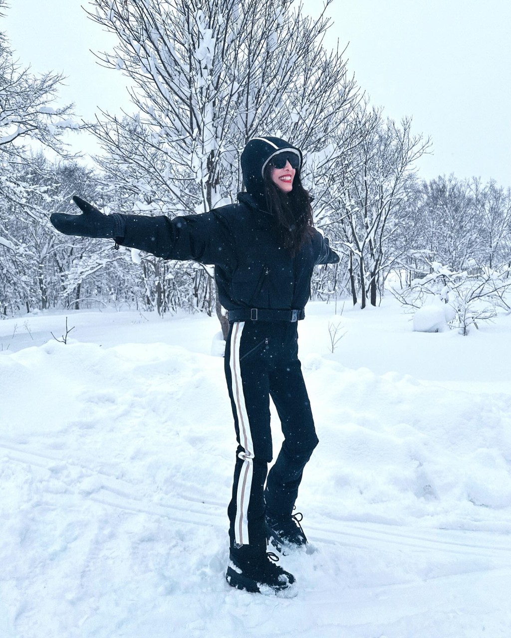 郑希怡也曾穿过同款Prada雪靴，但衬上BOGNER滑雪套装。