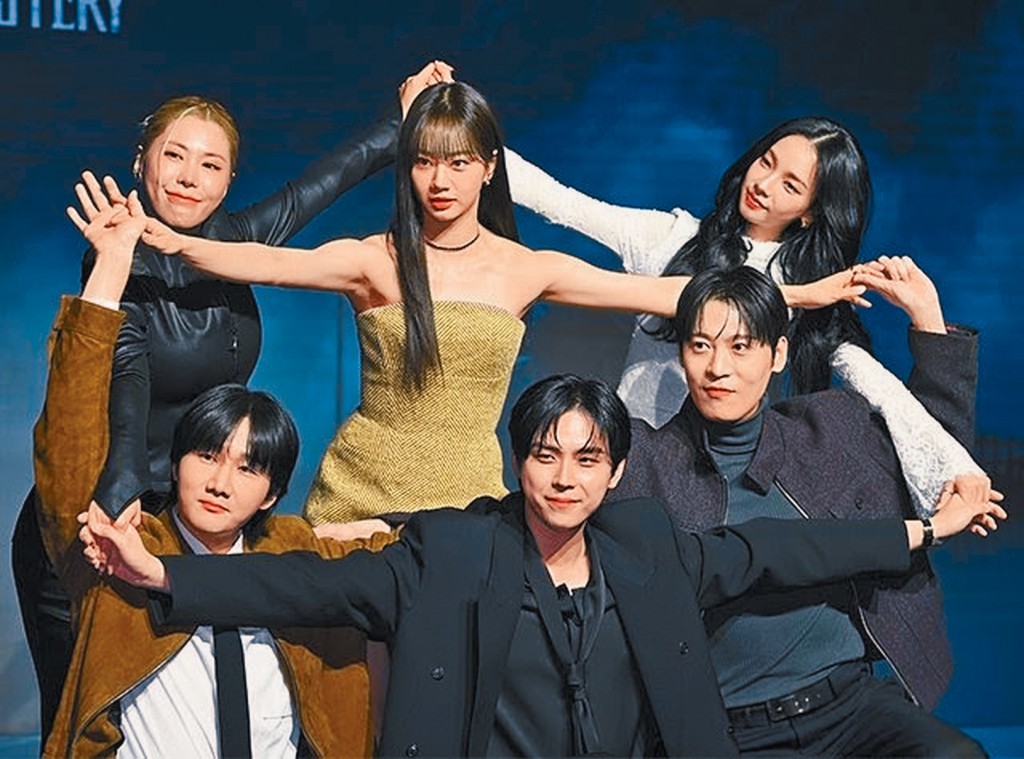 演員們手拉手合照時，金度勳（前排中）疑似狂摸Karina（後排右）和GABEE（後排左）。