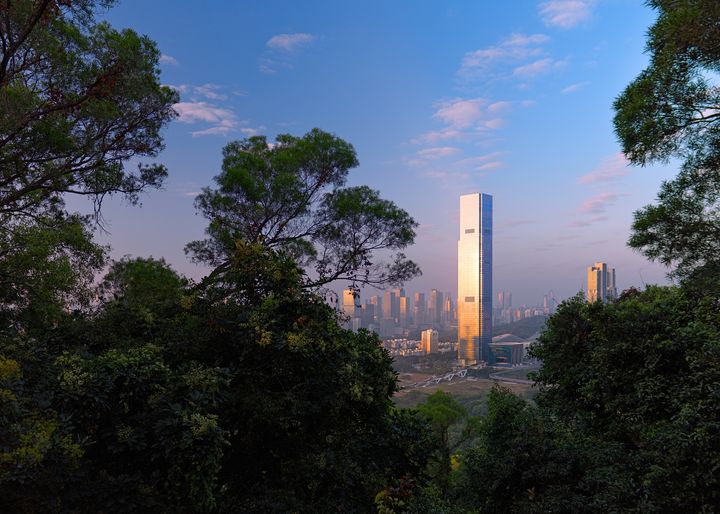 在深圳文華東方酒店周圍,是蓮花山公園及筆架山公園的優美景觀。