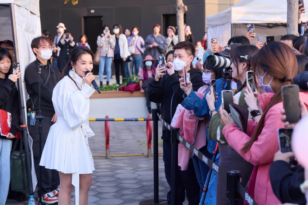 谈到2026年的新年愿望,丁当说最重要还是希望大家都能平安健康。 谈到2026年的新年愿望,丁当说最重要还是希望大家都能平安健康。