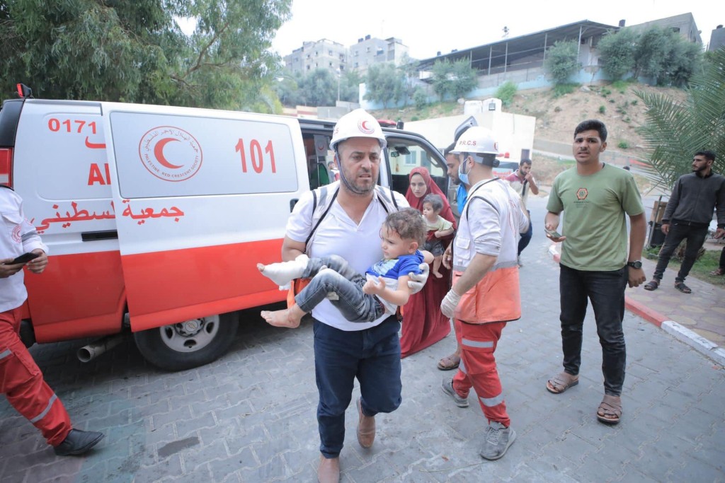 即使加沙地带的人道救援工作举步为艰，巴勒斯坦红新月会人员亦仍紧守岗位，拒绝离开和抛下最需要救援的民众。红十字会供图