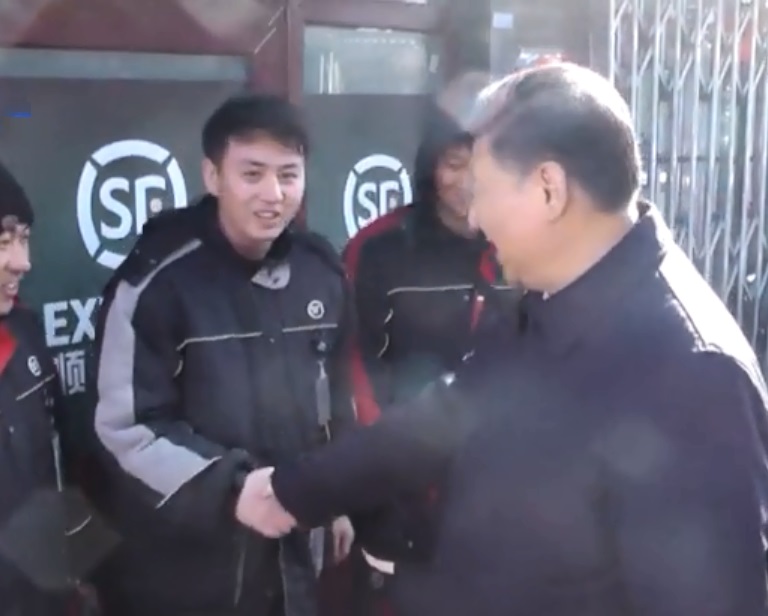 習近平探望快遞工作人員。央視截圖
