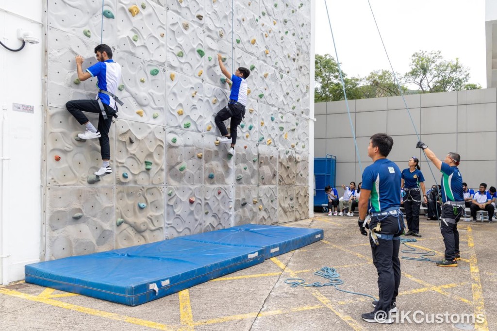 有少数族裔青少年参加了运动攀爬及体能测验工作坊。香港海关FB