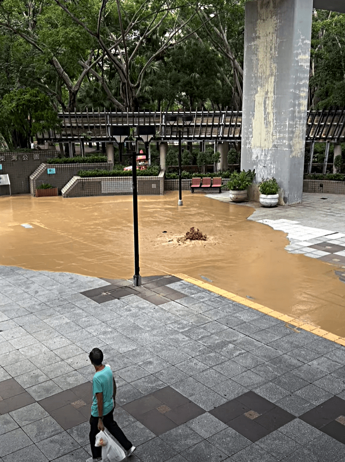 柴灣公園爆水管。fb：柴灣小西灣關注組 2.0