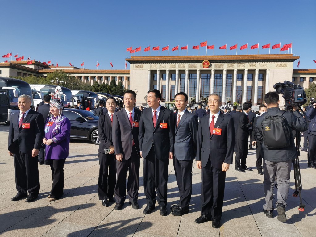 胡海峰（右）与其他党代表合影。张言天摄