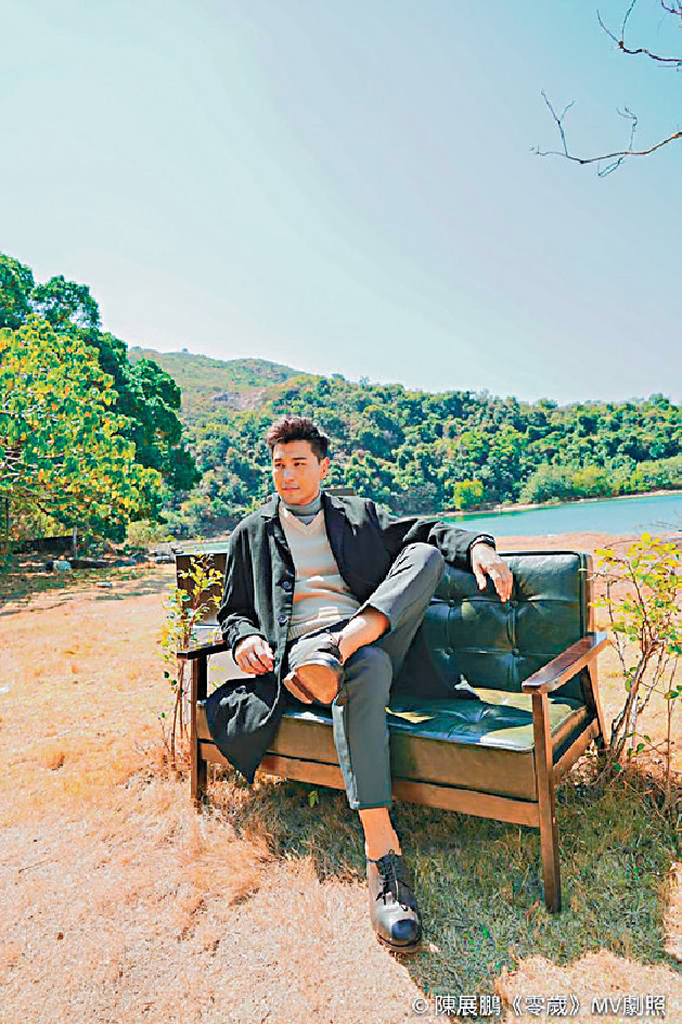 重本MV■唱片公司好揼本幫陳展鵬製作新歌《零歲》，帶備唔少大型道具到荒島拍MV，又出動航拍，仲book咗一架遊艇供他化妝、整頭同休息。