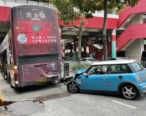 涉事的私家車及巴士。  屯碼牛牛FB圖
