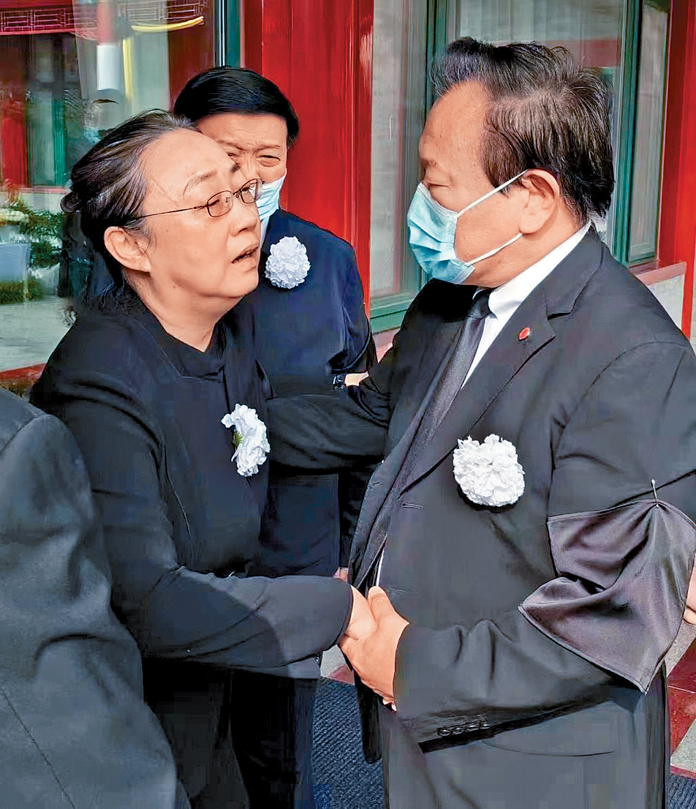 李克強夫人程虹(左)接受弔唁者慰問,神情哀傷。