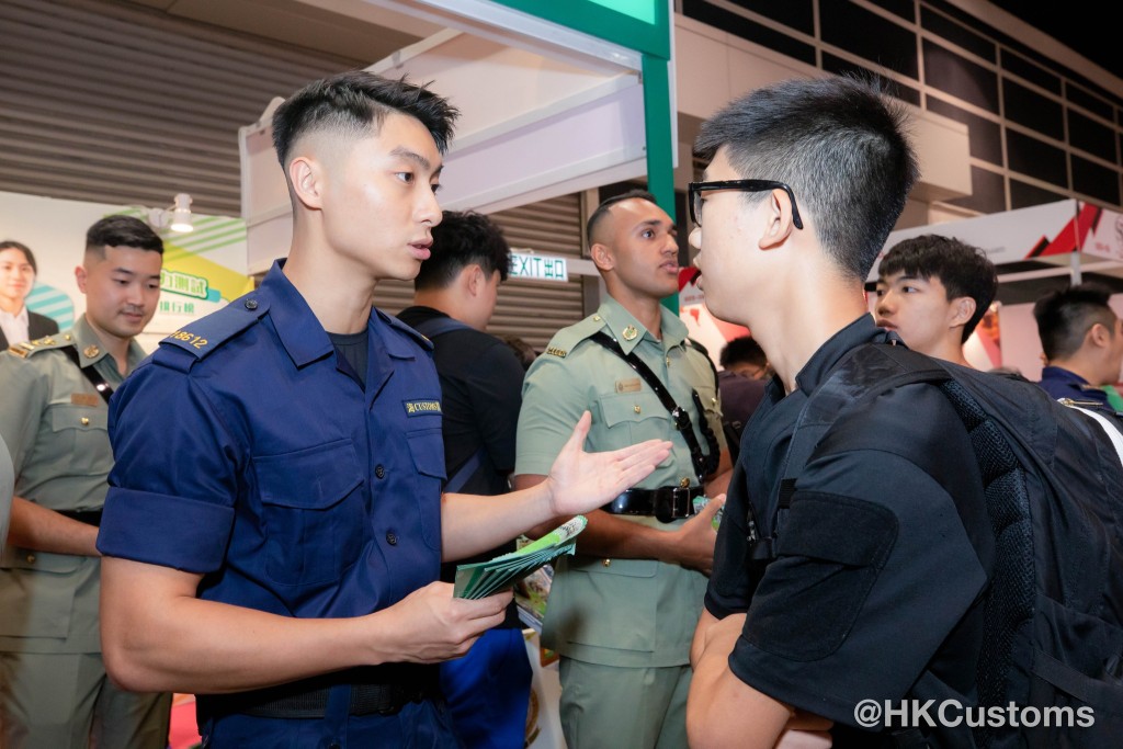 海關人員為市民講解投考資訊。香港海關fb