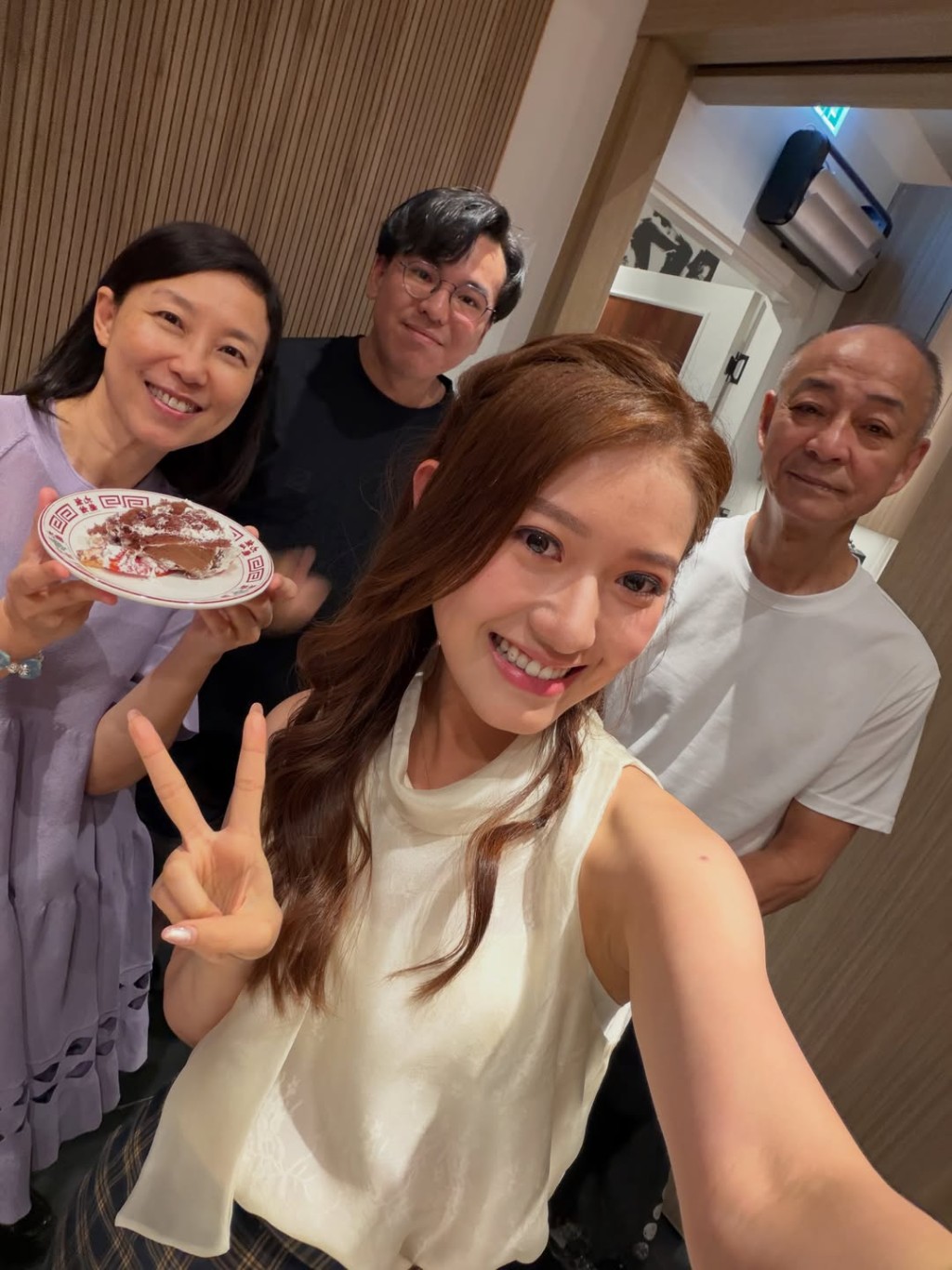 李澤欣與《東張》幕後合照。