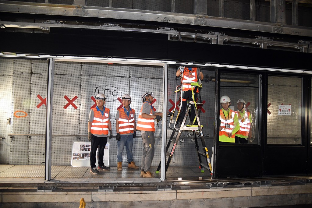 興建中的港鐵北環綫古洞站。 興建中的港鐵北環綫古洞站。