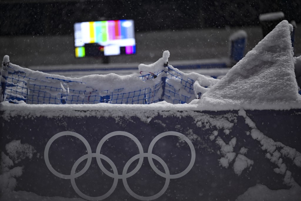 降雪強度超出預期，U型場地賽道被厚雪覆蓋，不符合比賽要求。新華社