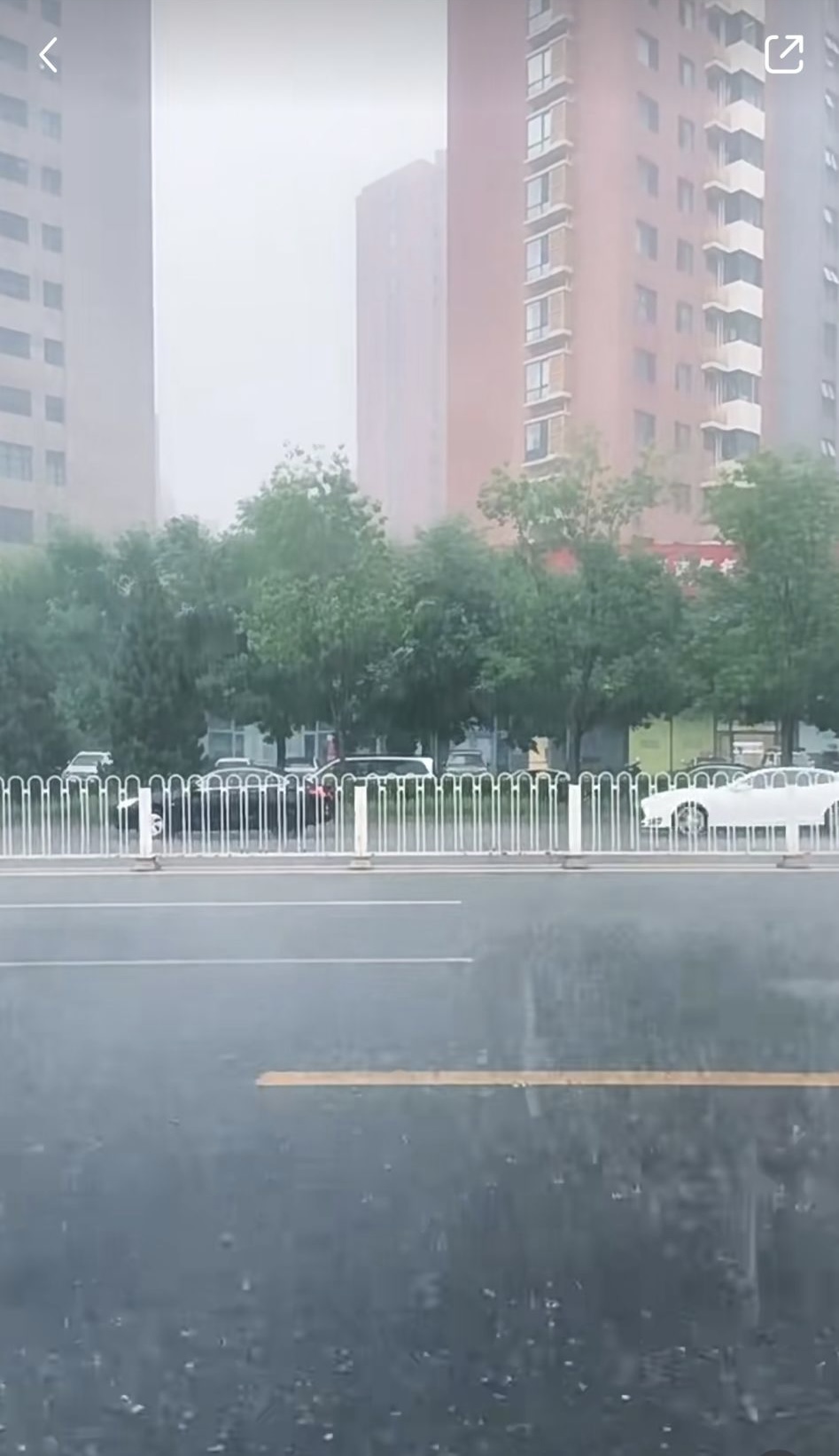 北京下起倾盆大雨。