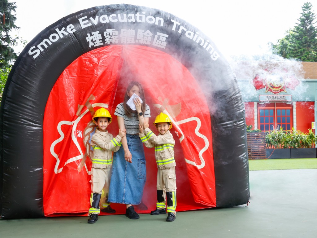 角色扮演有勇闯烟雾体验区奋力救人的「智勇消防员」勇闯模拟火场,将受困人士由重重烟雾里救出,并扑灭火种。(图片来源:挪亚方舟) 角色扮演有勇闯烟雾体验区奋力救人的「智勇消防员」勇闯模拟火场,将受困人士由重重烟雾里救出,并扑灭火种。(图片来源:挪亚方舟)