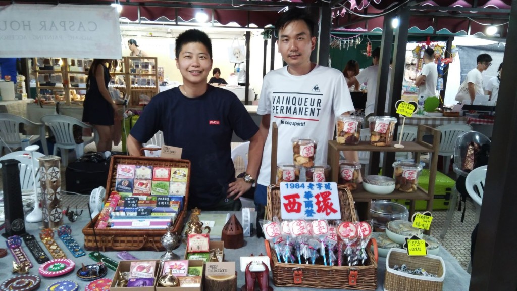 首次來長洲開檔的Joe及朋友Kelvin分別出售印度香及曲奇。
