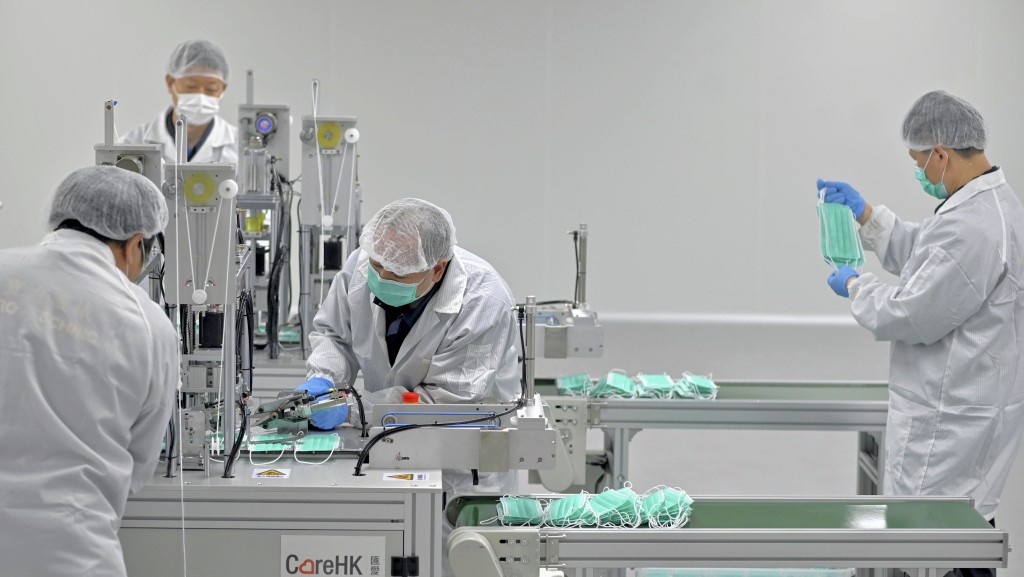 行政會議成員、經民聯副主席林健鋒及數名工商界人士設立「CareHK匯愛」口罩廠。(資料圖片)