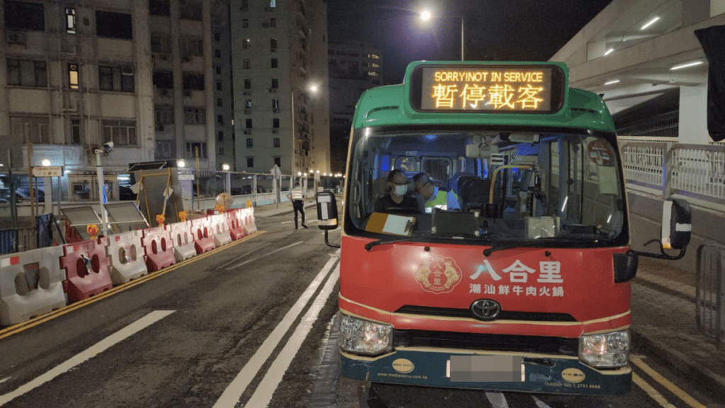 被撞的綠色專線小巴。黎志偉攝