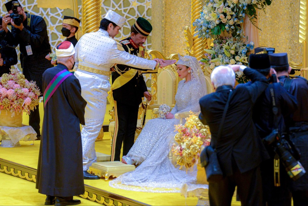 婚礼活动包括伊斯兰教传统的“抹粉”仪式、新郎在男性宾客面前宣誓，以及在皇宫内举行的婚礼招待会。  TWITTER图 