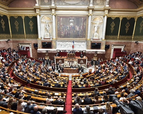 法國國會通過議案，將性行為合法年齡定為15歲。網圖