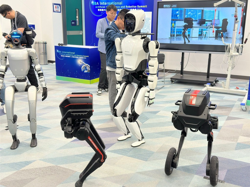 雖然人形機器人的發展仍然處於起步階段,但其可執行多項任務。 雖然人形機器人的發展仍然處於起步階段,但其可執行多項任務。