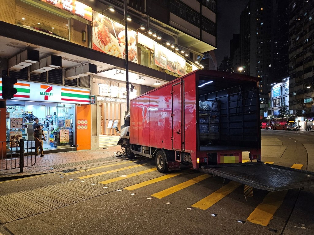 現場為北角英皇道近長康街行人過路處。FB:馬路的事 (即時交通資訊台) 現場為北角英皇道近長康街行人過路處。FB:馬路的事 (即時交通資訊台)