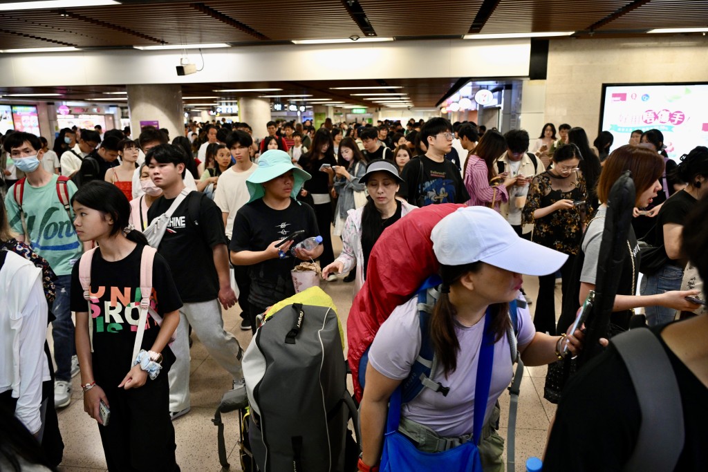不少過關旅客準備入閘港鐵。