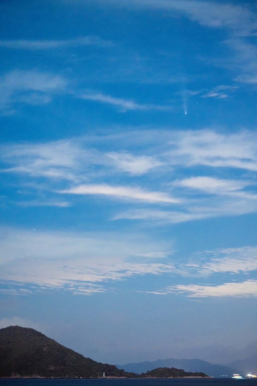 今日雲層較厚，難以用肉眼觀看彗星。歐樂年攝