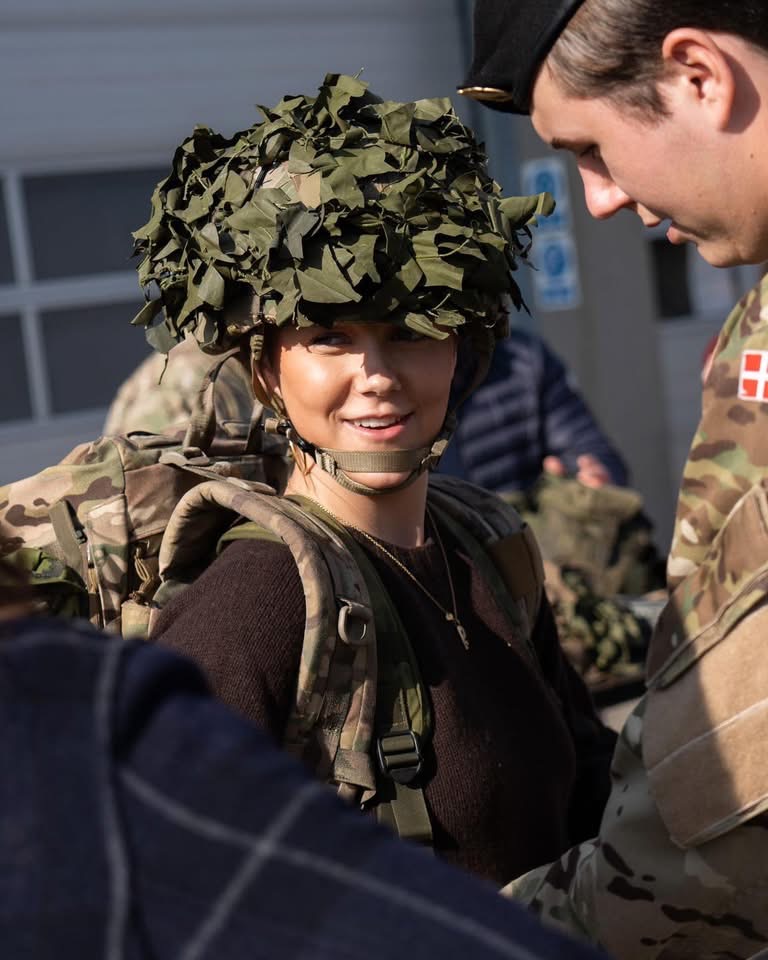 伊莎贝拉公主2025年3月曾到近卫骠骑兵团营区探访王储哥哥克里斯蒂安。 fb / Det danske kongehus