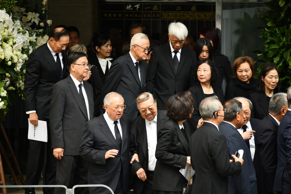 政商界人士於今早大殮儀式後離場。 政商界人士於今早大殮儀式後離場。
