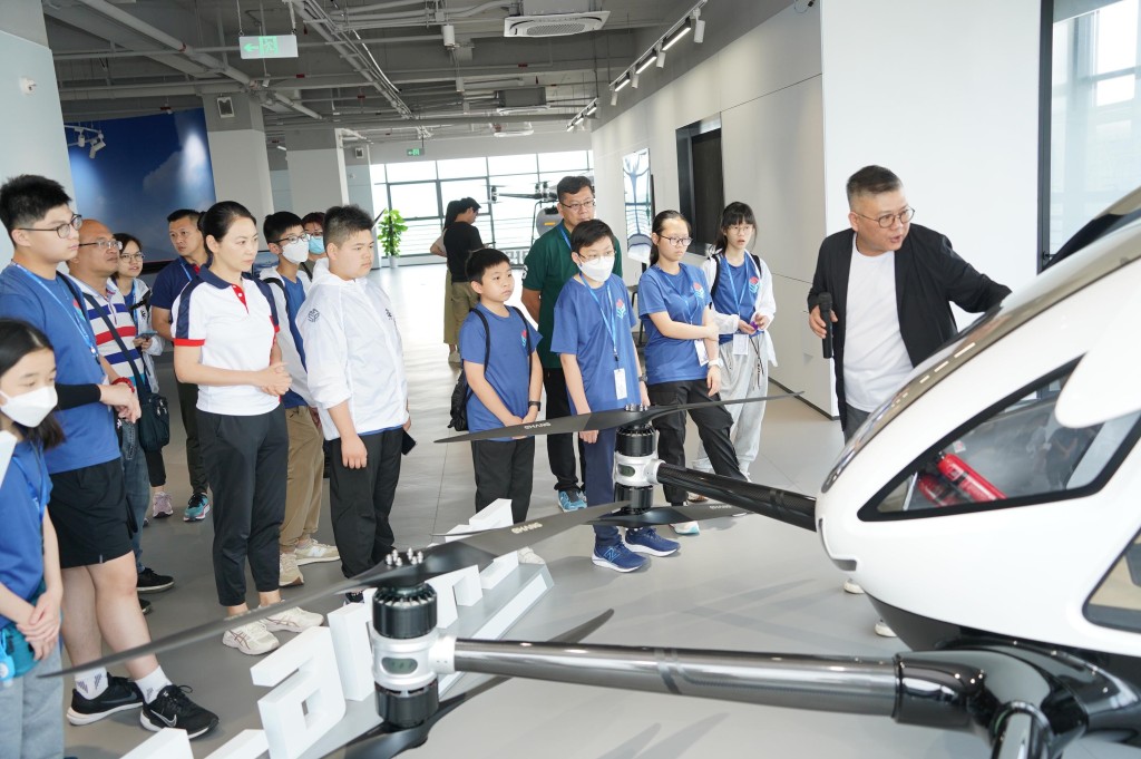少訊劍隊成員參觀億航智能設備有限公司， 認識到包括全球首部自動駕駛載人飛行器，以及無人機在各方面的應用，大開眼界。