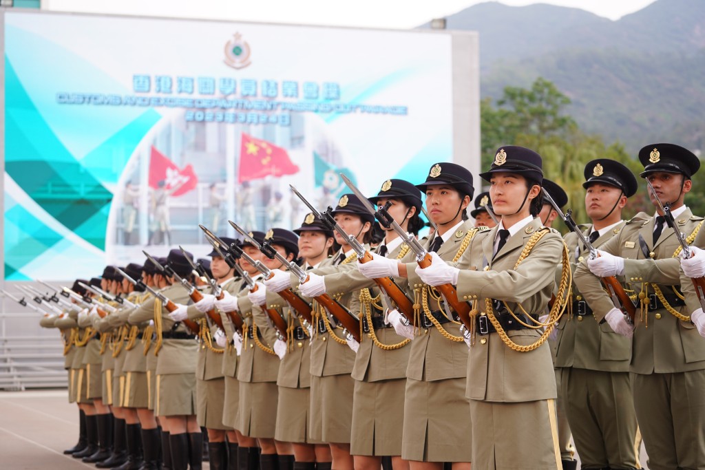 香港海關儀仗隊人員作花式槍操表演。