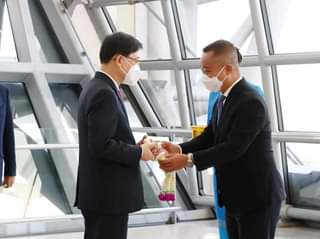 李家超今日獲泰國總理府副部長Ronaphop Patamadis 在機場迎接。