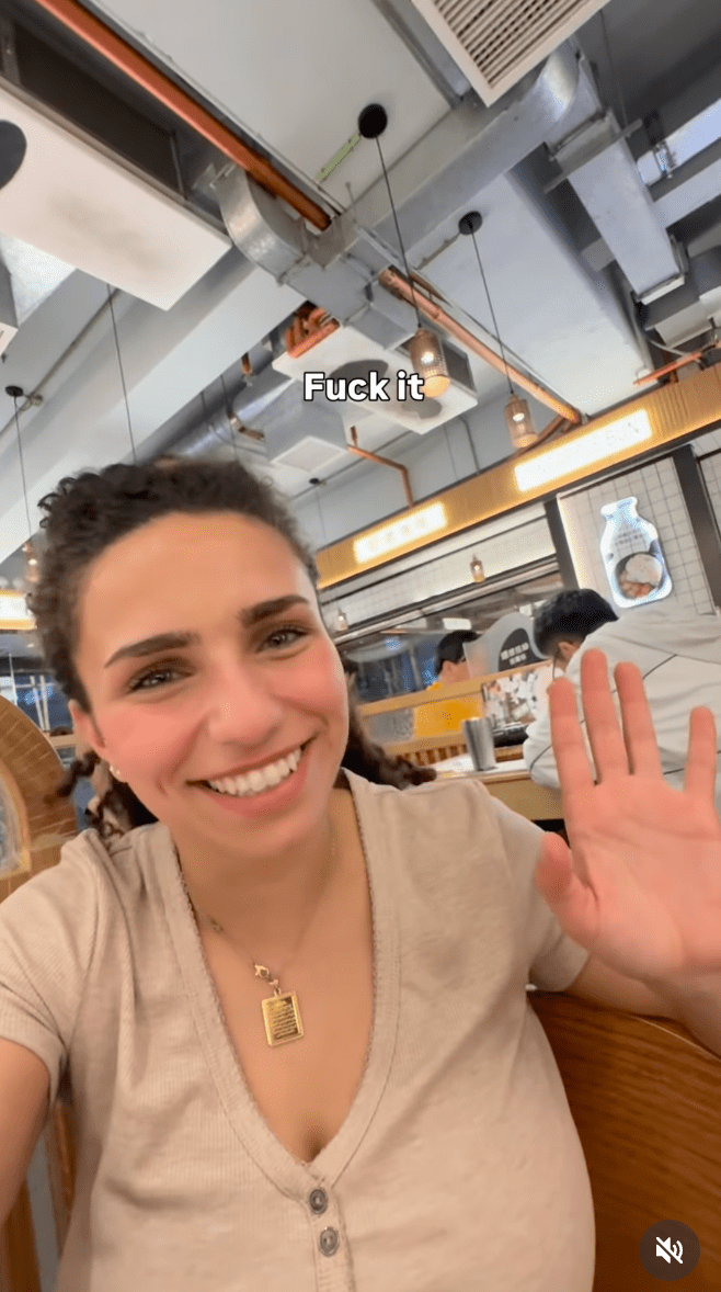 鏡頭轉向其面部時，她露出一臉苦笑，並用英文自嘲：「我已經下單了，管他的，我只能留在這裏吃。」