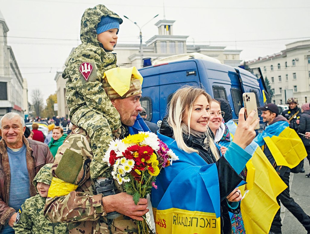 赫爾松居民與烏兵合影慶祝該市光復。