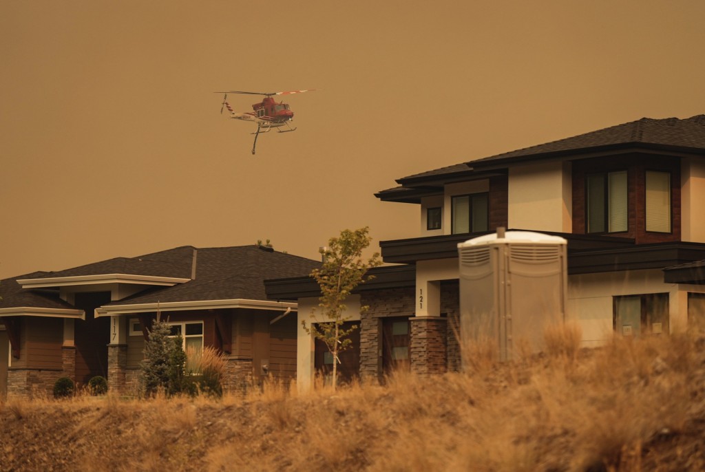 一架救援直升機越過飛過諾克斯山附近威爾登社區。 美聯社