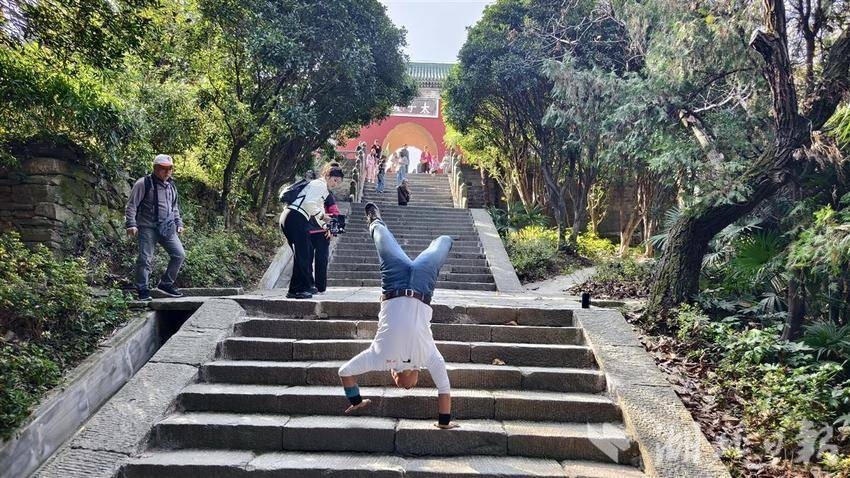 男立倒立爬上武当山。　湖北日报网