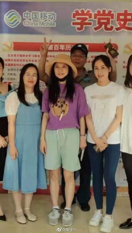 趙薇素顏現身,略顯疲憊和憔悴,但仍露出親切的笑容。