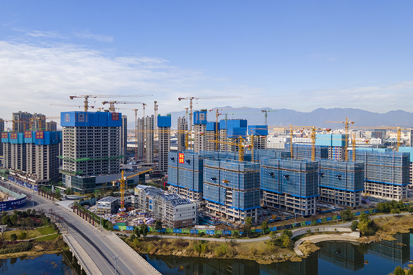 在房地產市場低迷下，不少老牌企業尋覓轉型出路。