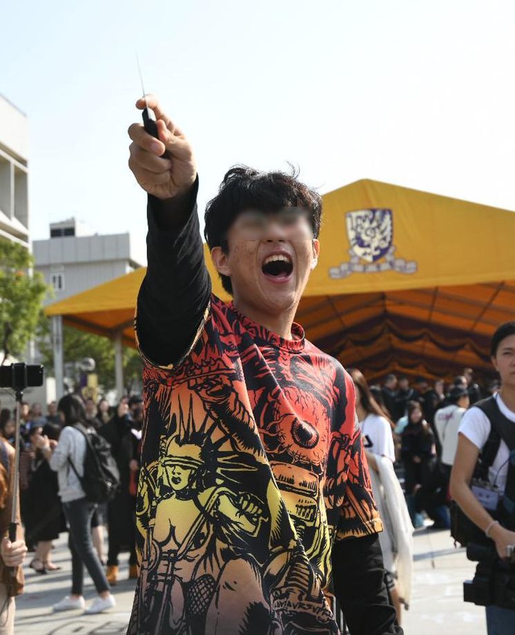 一名男子突揮刀指向學生。